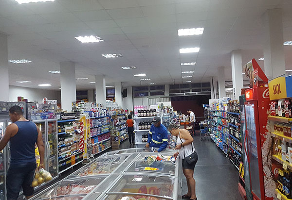 Vendas do varejo sobem 0,9% em outubro, diz IBGE