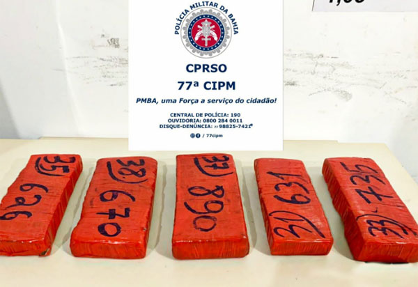 Cinco tabletes de maconha são achados em caixa de papelão, em Conquista