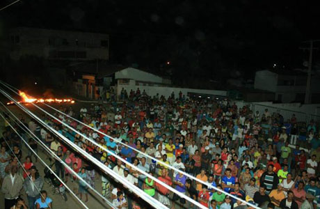 Tanhaçu: População vai às ruas em manifestação contra a falta de água