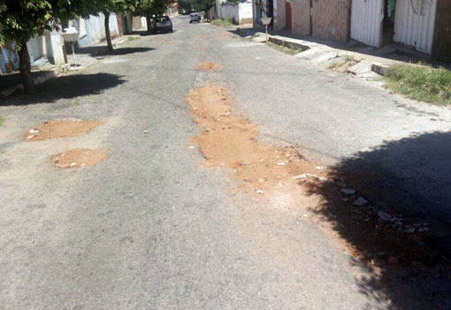 Brumado: moradores da Avenida Ana Lídia Viana Cardoso realizam por conta própria 'operação tapa buracos'