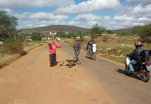Brumado: moradores do Bairro Esconso realizam operação 'tapa buracos' por conta própria