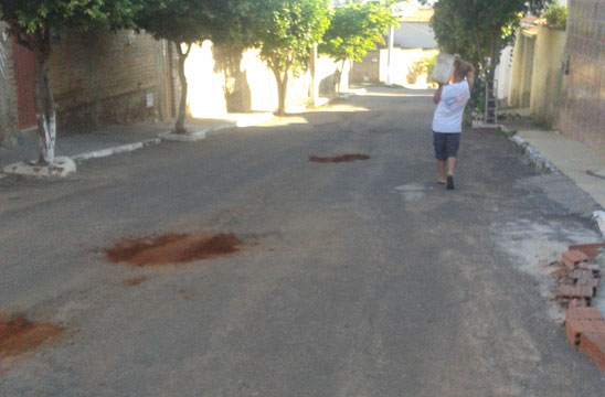 Brumado: Moradores realizam 'tapa buraco' por conta própria