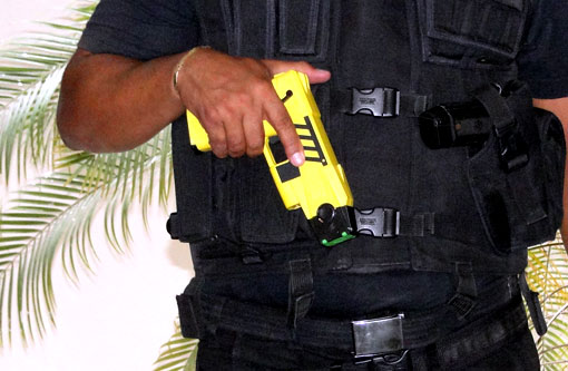 Uso de armas não letais por policiais é prioridade no país a partir de hoje