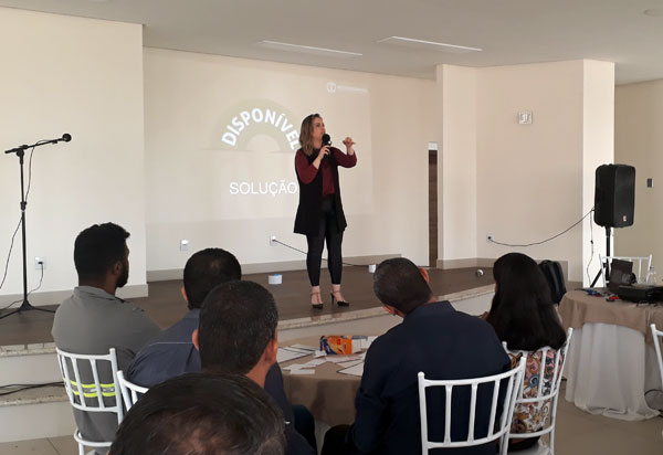 CEO e Fundadora do Instituto Deândhela Inspirando Soluções, Tathiane Deândhela ministrou em Brumado Workshop