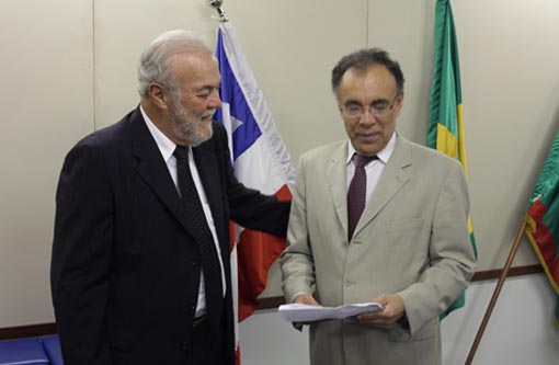 Presidente do TCM entrega ao TRE lista de gestores com contas rejeitadas