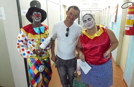 Brumado: Grupo de teatro no Hospital no dia das Crianças