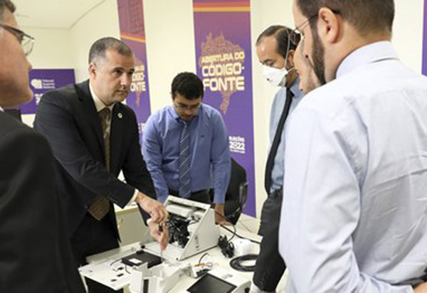 TSE abre urna eletrônica para técnicos da Polícia Federal