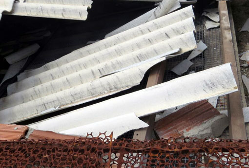 Brumado: objetos jogados para os presos danificam telhas e causam estragos no telhado da delegacia