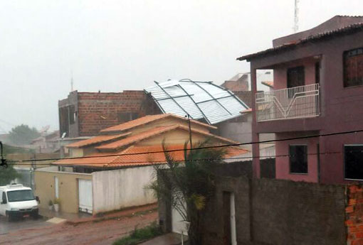 Brumado: chuva arranca telhado de casa no Bairro Olhos D'água 
