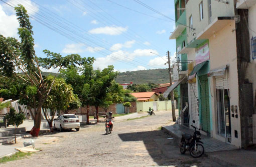 Brumado: Bandidos armados roubam notebook e celular em loja