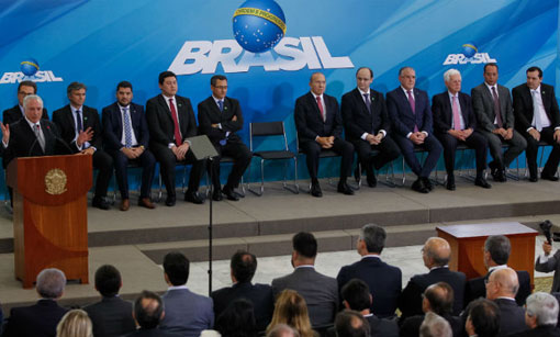 Temer dá posse a novos ministros e afirma que Brasil está no rumo certo