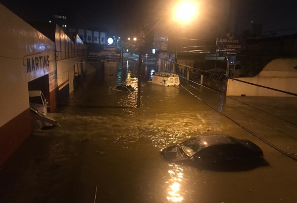 Temporal alaga ruas, arrasta carros e destrói praça em Conquista