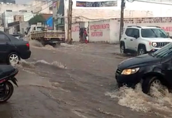 Temporal em Conquista arrastou carros e veio acompanhado de granizo