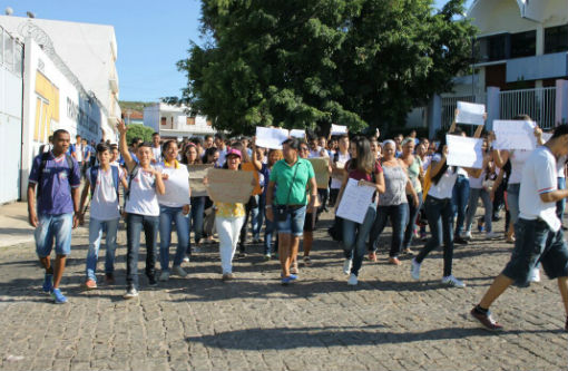 Brumado: estudantes realizam manifestação em defesa da Educação Pública e pelos direitos dos trabalhadores terceirizados