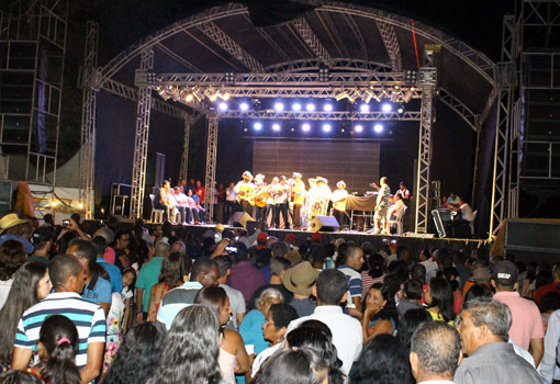 Aracatu: grupos de ternos de reis se apresentaram no tradicional festival do município