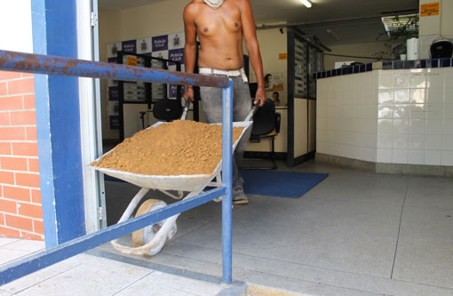 Brumado: Buraco aberto por detentos na delegacia está sendo vedado