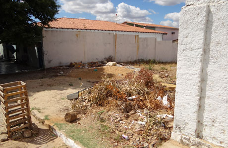 Brumado: Terreno baldio incomoda moradores