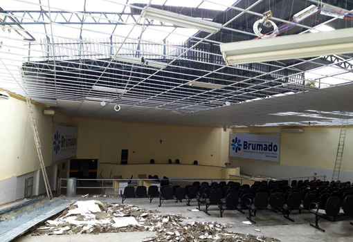 Câmara de Vereadores de Brumado inicia reforma do teto da plenária e recepção