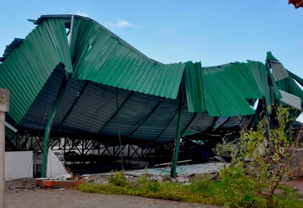 Matina: Teto e paredes de quadra de escola construída ao lado de lagoa desabam
