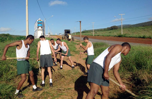 Brumado: Tiro de Guerra 06-024 realiza limpeza e manutenção de espaço público