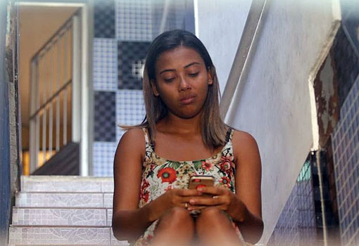 Estudante Thaís Virgínia, diagnosticada com disfonia espasmódica, luta para arrecadar dinheiro para cirurgia  