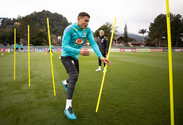 Em treino na Granja Comary, Tite começa a esboçar a Seleção Brasileira para jogo com a Colômbia