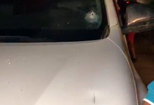 Carro de ex-prefeito de Ituaçu é alvejado com tiro durante evento de pré-campanha