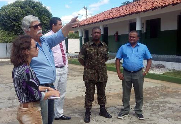 Brumado: prefeito Eduardo Vasconcelos visita as instalações do Tiro de Guerra 06-024