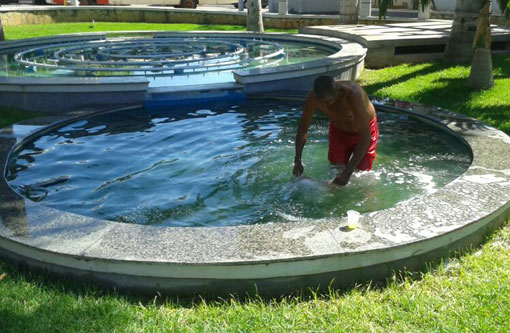 Brumado: Homem mergulha em fonte luminosa da Praça da Prefeitura e ainda lava peça de roupa