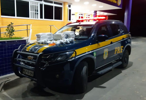 Em Conquista, PRF apreende 31 Kg de cocaína, skunk e maconha escondidos em caixa de som de uma caminhonete