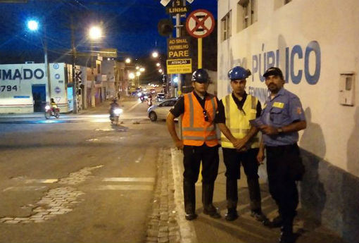 SMTT realiza abordagens para prevenção de acidentes no cruzamento rodoferroviário da Travessa Teixeira de Freitas