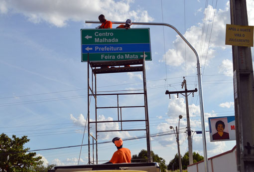 Obras de sinalização de trânsito são executadas em Carinhanha