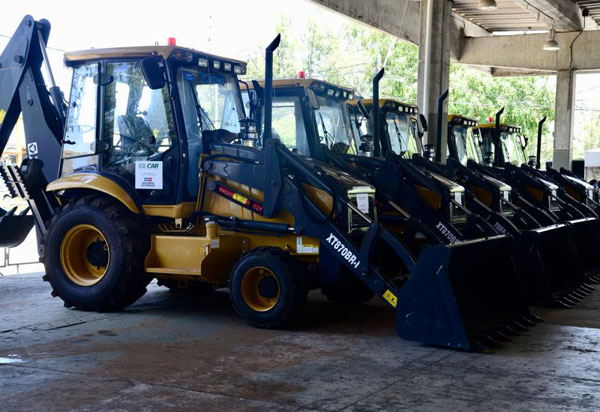 Governo do Estado entrega tratores e equipamentos para municípios de toda a Bahia 