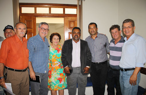 Deputados Waldenor e Zé Raimundo entregam tratores á comunidades e comentam sobre a política brumadense