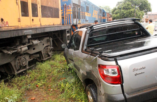 Brumado: Trem atinge carro em linha férrea