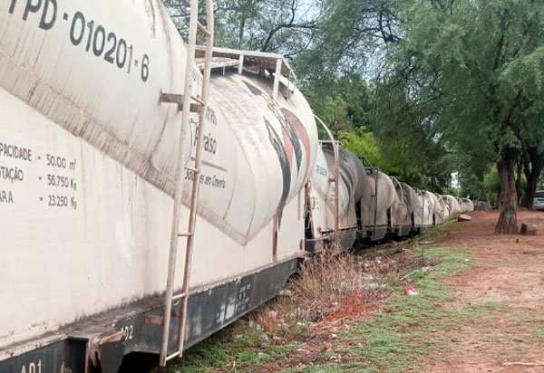 Trem descarrila em área residencial de Brumado 