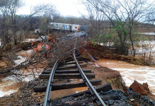 Chuva danifica parte da linha férrea e trem descarrila em Janaúba