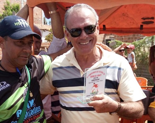 Prefeito Aguiberto recebe homenagem na final do 3º Campeonato de Futebol do Bairro Dr. Juracy