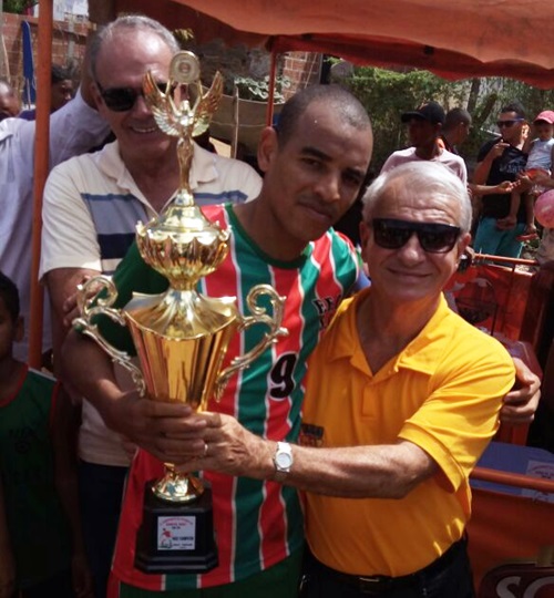 Prefeito Aguiberto recebe homenagem na final do 3º Campeonato de Futebol do Bairro Dr. Juracy