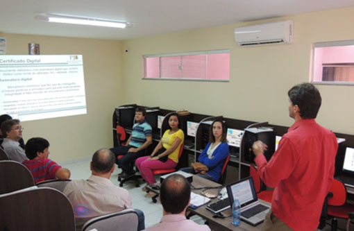 TRT ministra curso para servidores da Vara do Trabalho de Brumado na Câmara de Vereadores