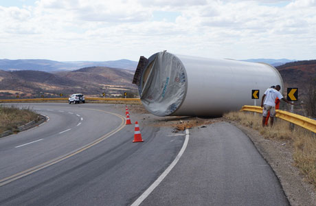 BA-262: Tubo de torre eólica cai de cima de carreta