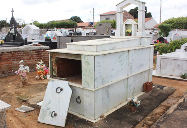 Túmulos do cemitério de Livramento de Nossa Senhora foram arrombados
