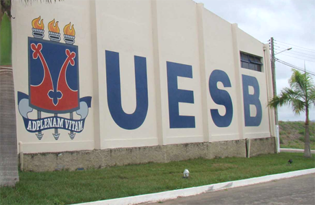 Uma jovem Brumadense diz que foi obrigada colocar testículos de boi na boca em trote da Uesb