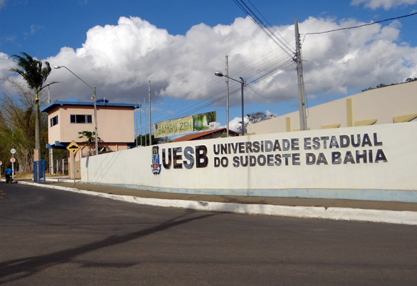 Professores da Uneb e Uesb entram em greve por tempo indeterminado