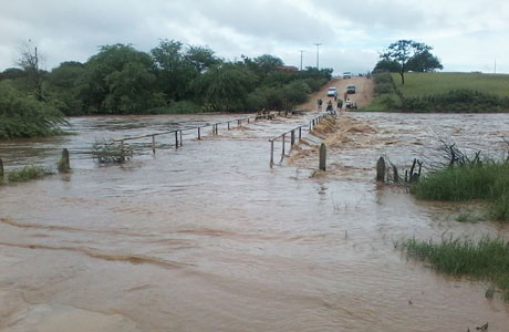 Brumado: Enchente no Rio Riachão deixou ponte que dá acesso a Umburanas submersa