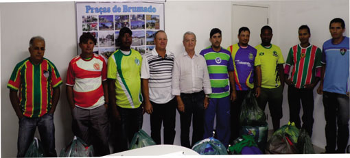 Brumado: Prefeitura entrega uniformes às equipes do Campeonato do São Felix