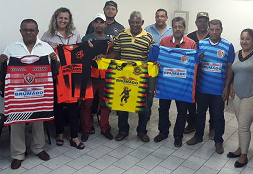 Brumado: clubes participantes do Campeonato Brumadense de Futebol recebem uniformes