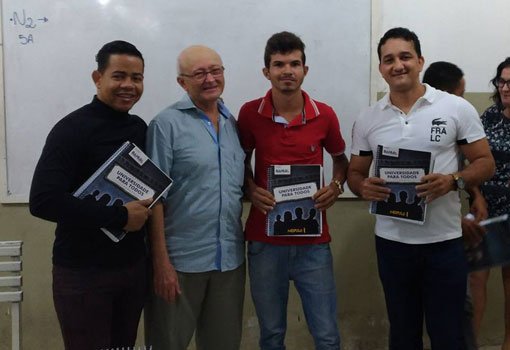 Prefeitura de Tanhaçu entrega a estudantes módulos e camisas do cursinho Universidade Para Todos