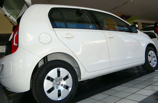 Up! Vence comparativo contra o Fiat Mobi na revista Quatro Rodas