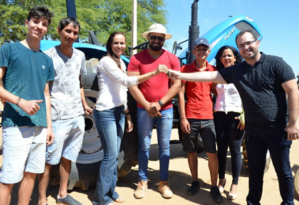 Urandi: Associação recebe trator de emenda parlamentar do deputado Federal João Roma